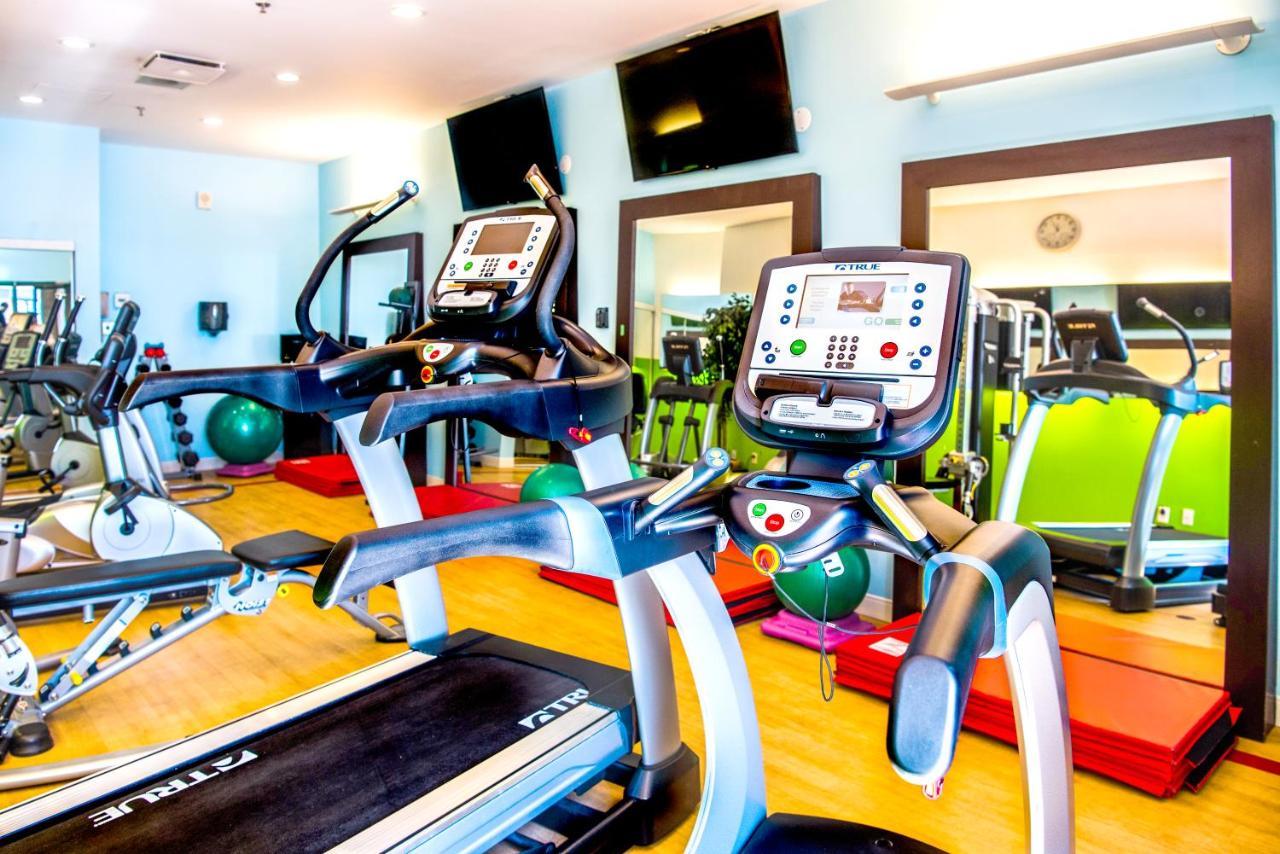 Chateau Vaudreuil Bagian luar foto The gym at the hotel