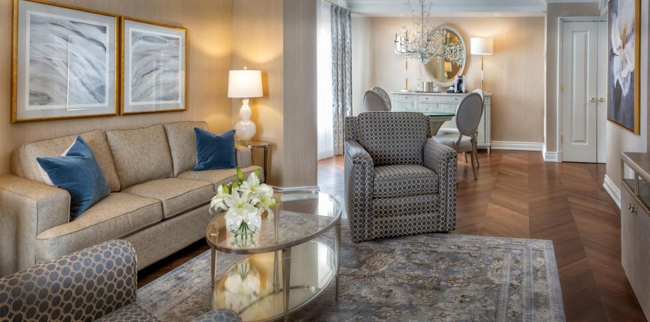 Chateau Vaudreuil Bagian luar foto A living room at The Carlyle