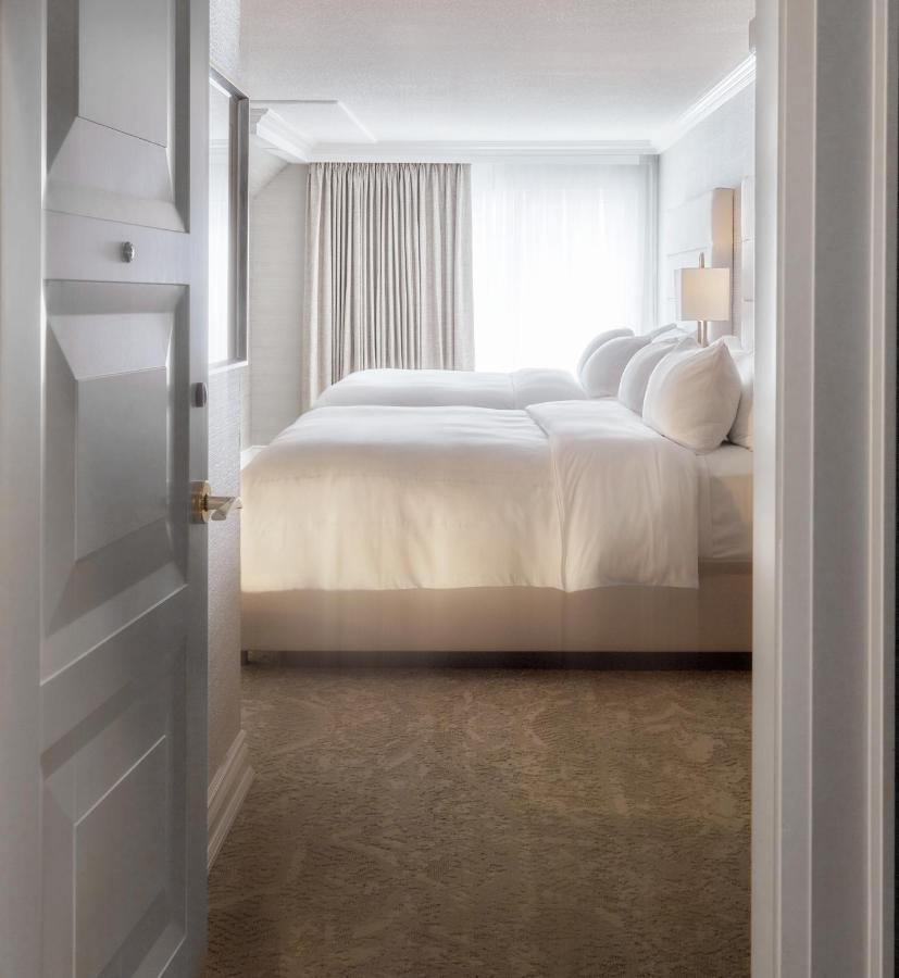 Chateau Vaudreuil Bagian luar foto A bedroom at the Inn