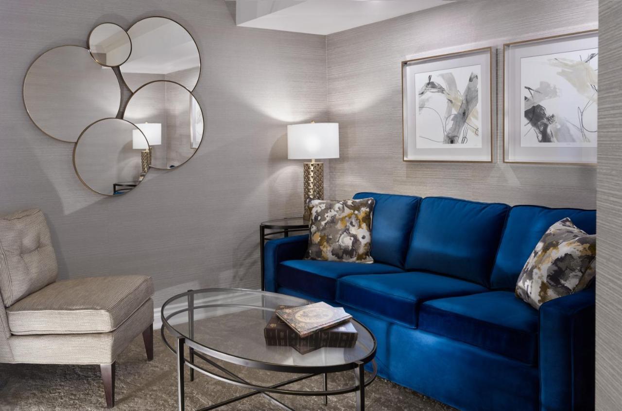 Chateau Vaudreuil Bagian luar foto A living room with a blue sofa