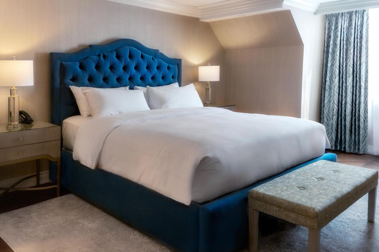 Chateau Vaudreuil Bagian luar foto A bedroom at the hotel