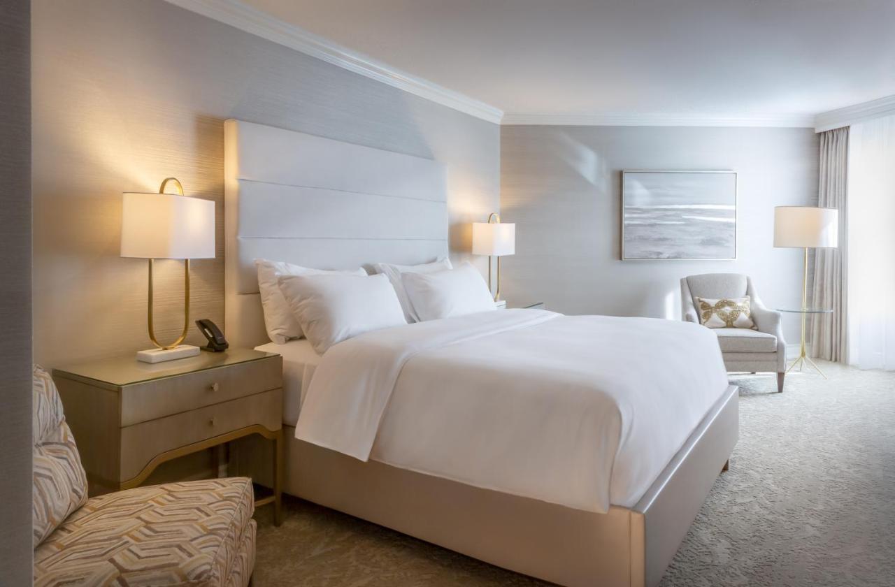 Chateau Vaudreuil Bagian luar foto A guest room at The Westin Boston Seaport District