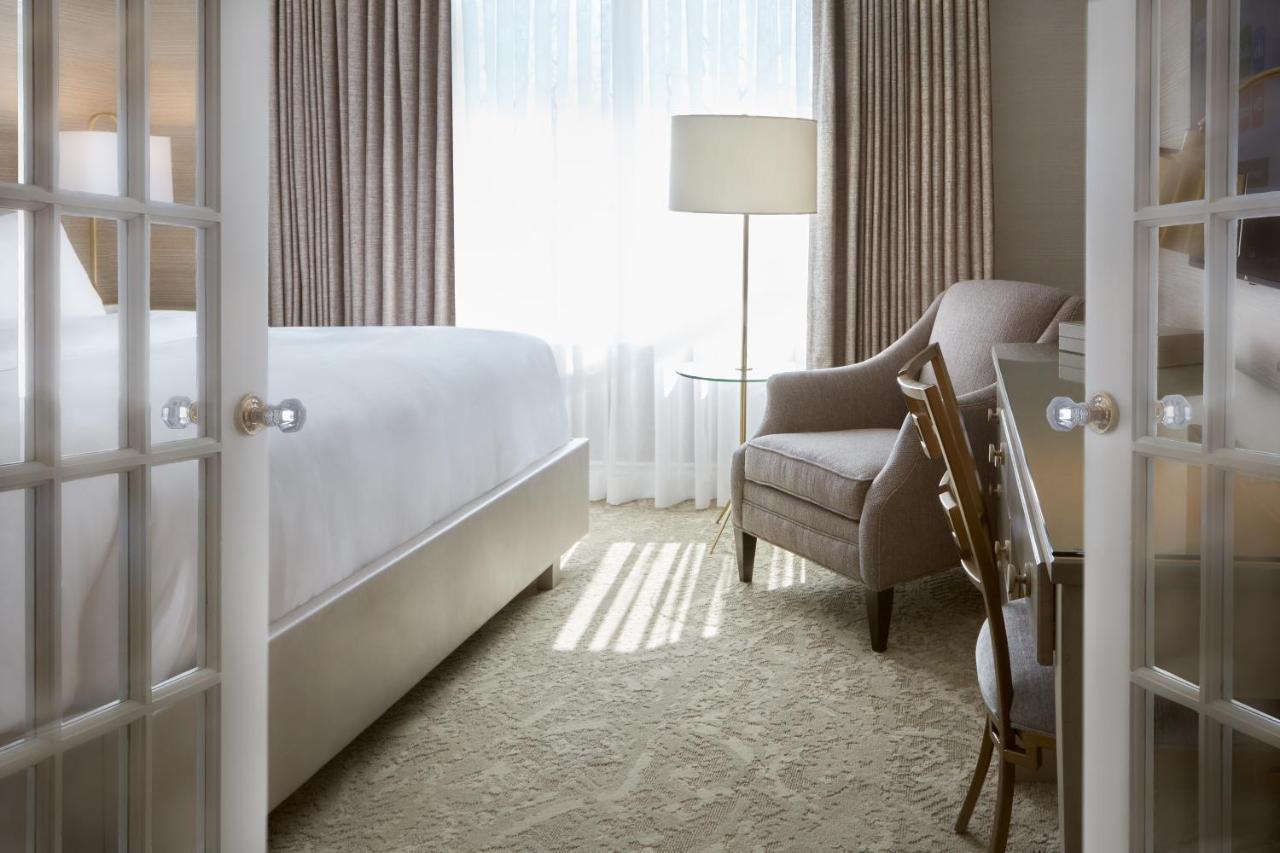 Chateau Vaudreuil Bagian luar foto A guest room at the Hotel Commonwealth