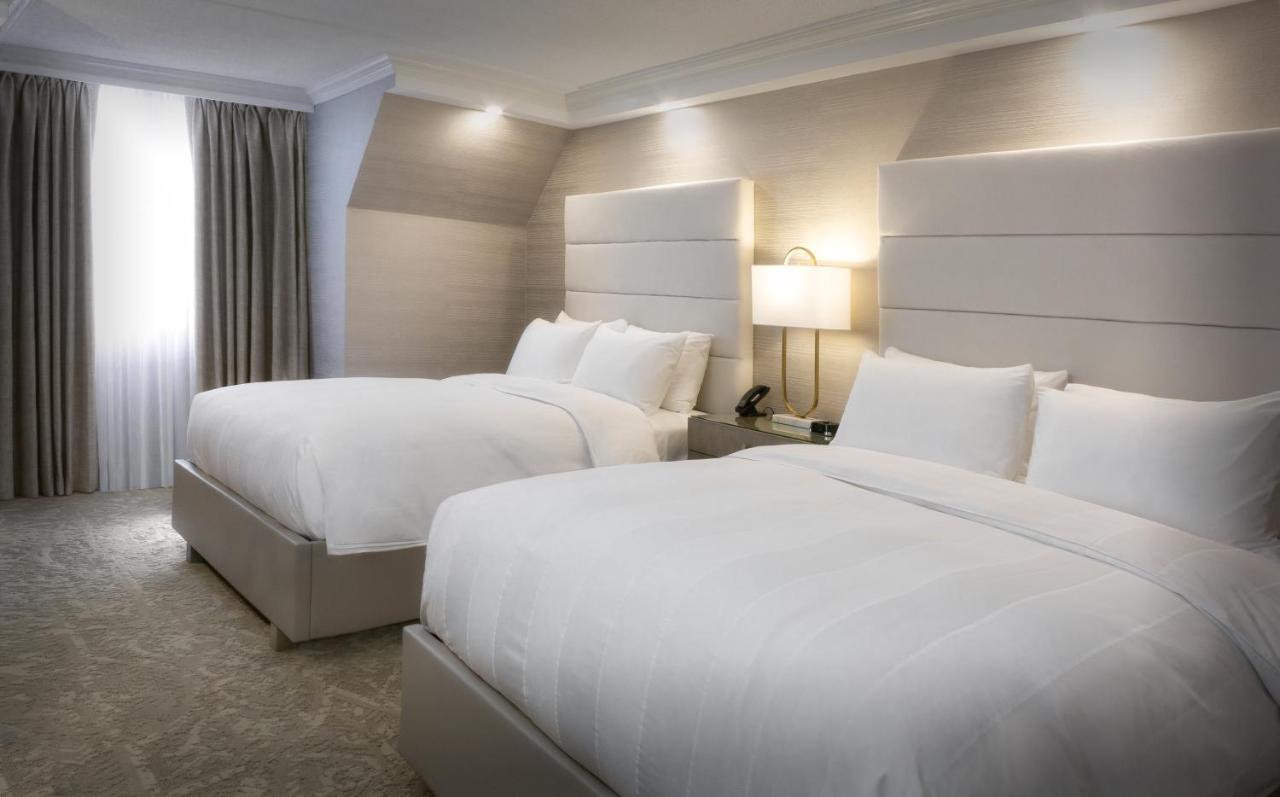 Chateau Vaudreuil Bagian luar foto A guest room at the Hotel Commonwealth