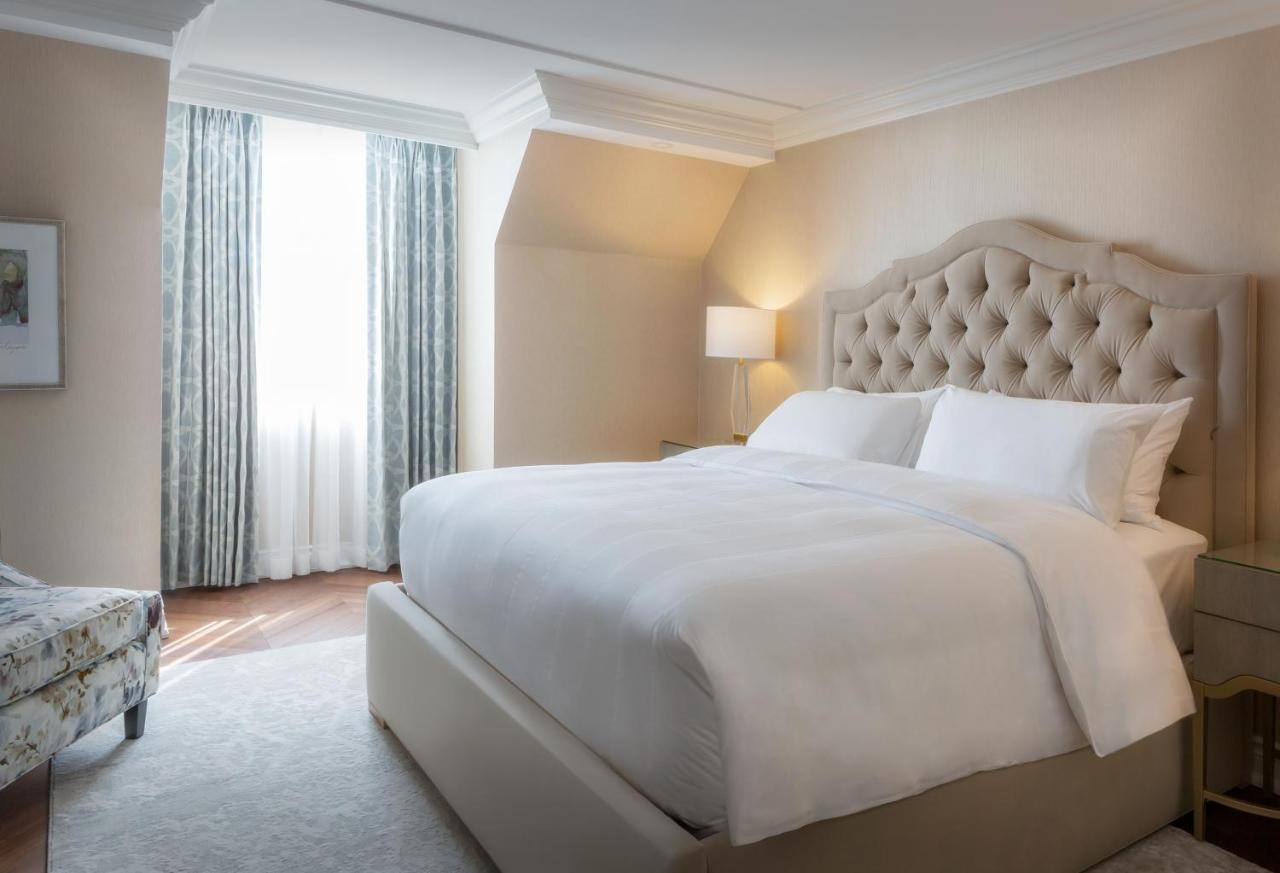 Chateau Vaudreuil Bagian luar foto A bedroom at the hotel