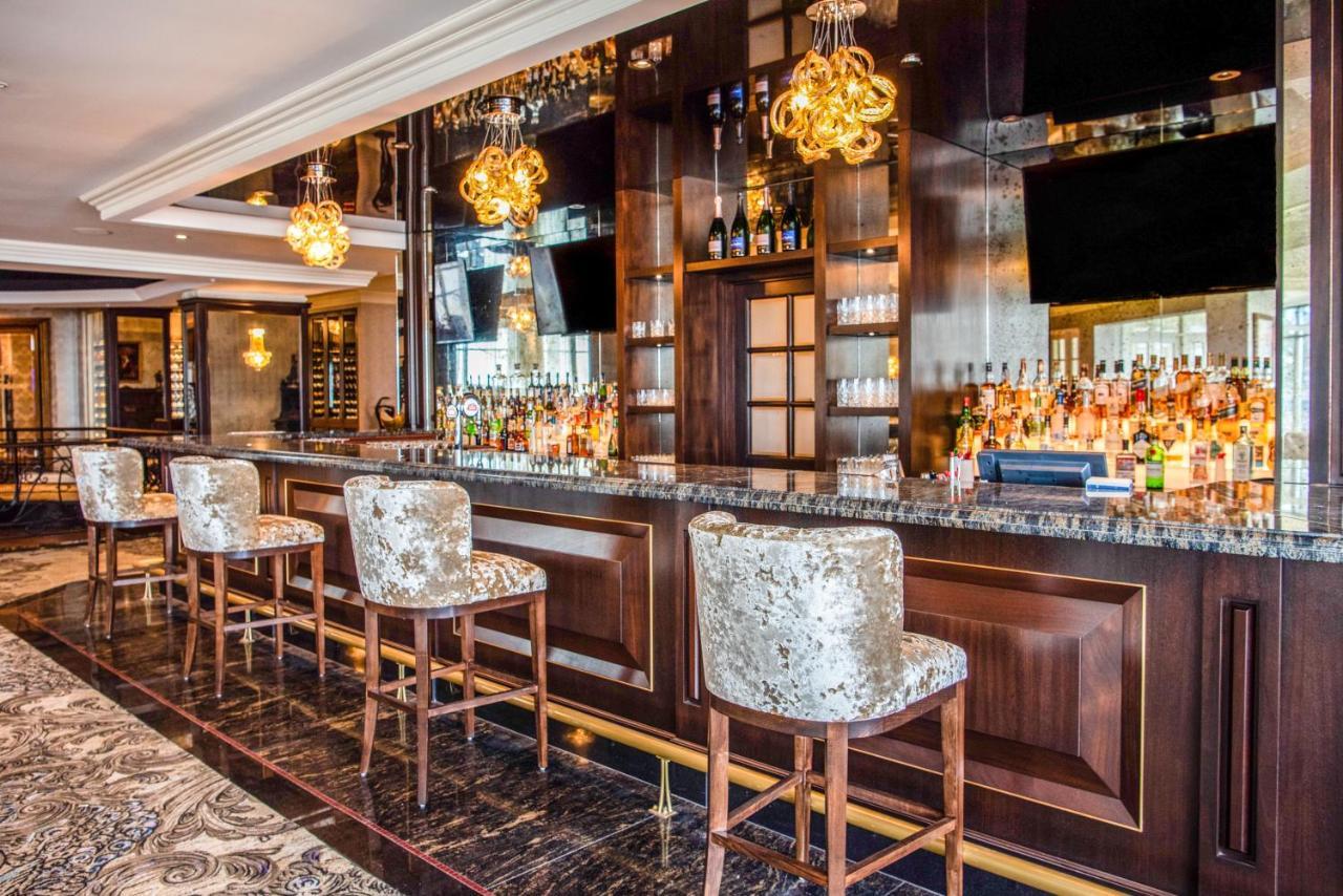 Chateau Vaudreuil Bagian luar foto The bar at the 1905 Restaurant