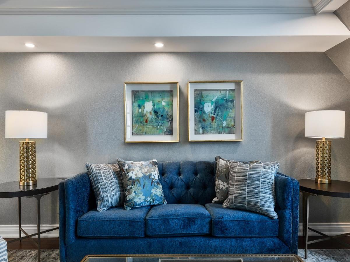 Chateau Vaudreuil Bagian luar foto A blue sofa