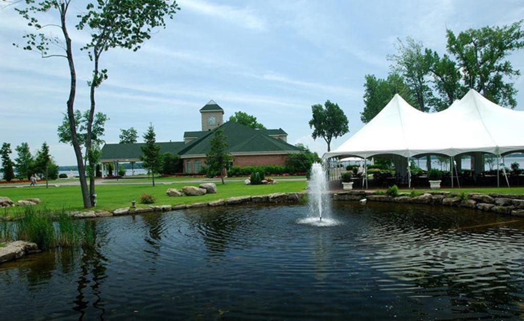 Chateau Vaudreuil Bagian luar foto The Lake and Valley
