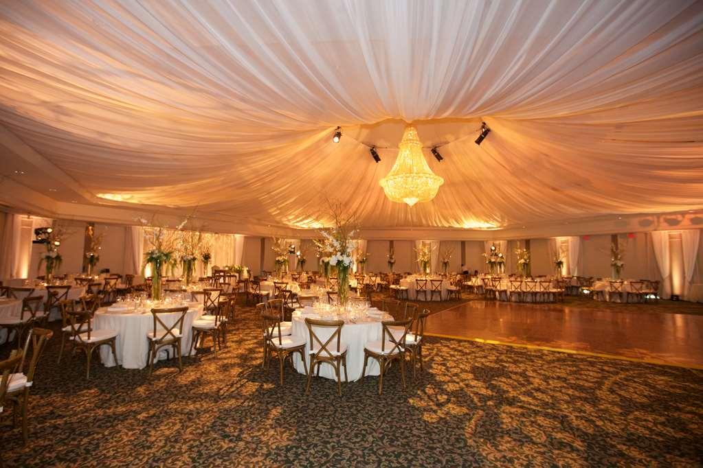 Chateau Vaudreuil Bagian luar foto The tent at the Ritz-Carlton, Laguna Niguel