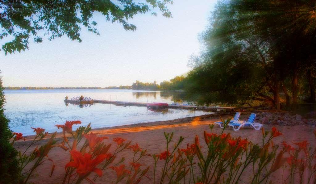 Chateau Vaudreuil Bagian luar foto Sunset at Lake Nokomis
