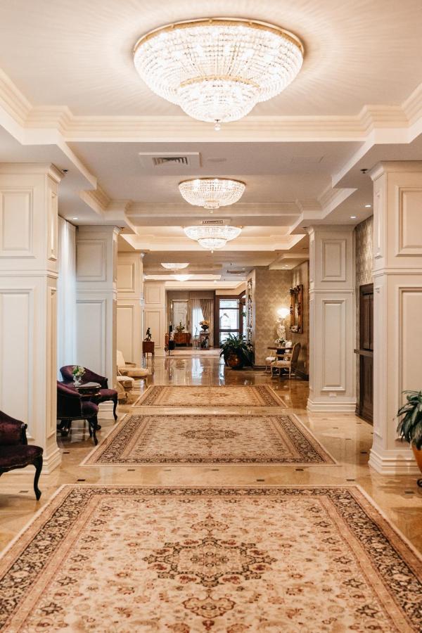 Chateau Vaudreuil Bagian luar foto The lobby of the hotel