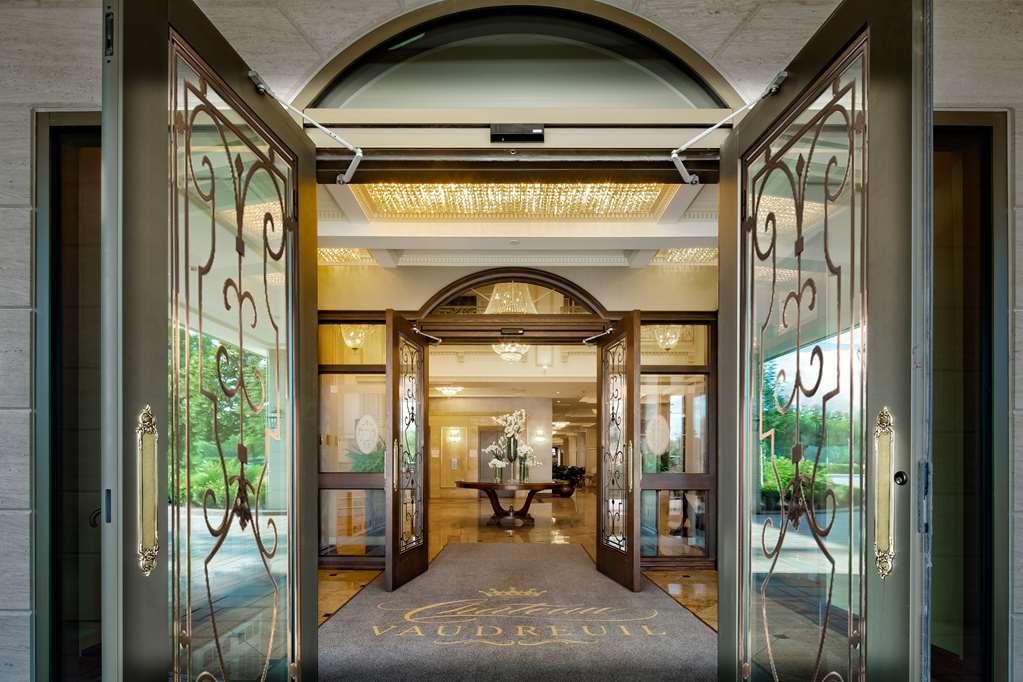 Chateau Vaudreuil Bagian luar foto Entrance to the hotel