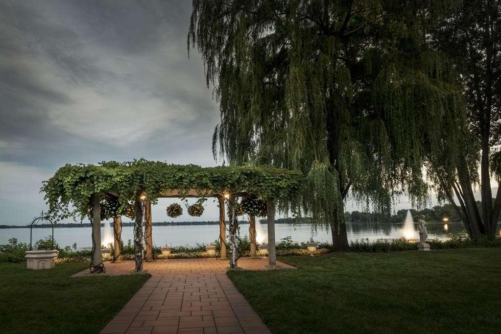 Chateau Vaudreuil Bagian luar foto The Pergola at the Lake of the Woods
