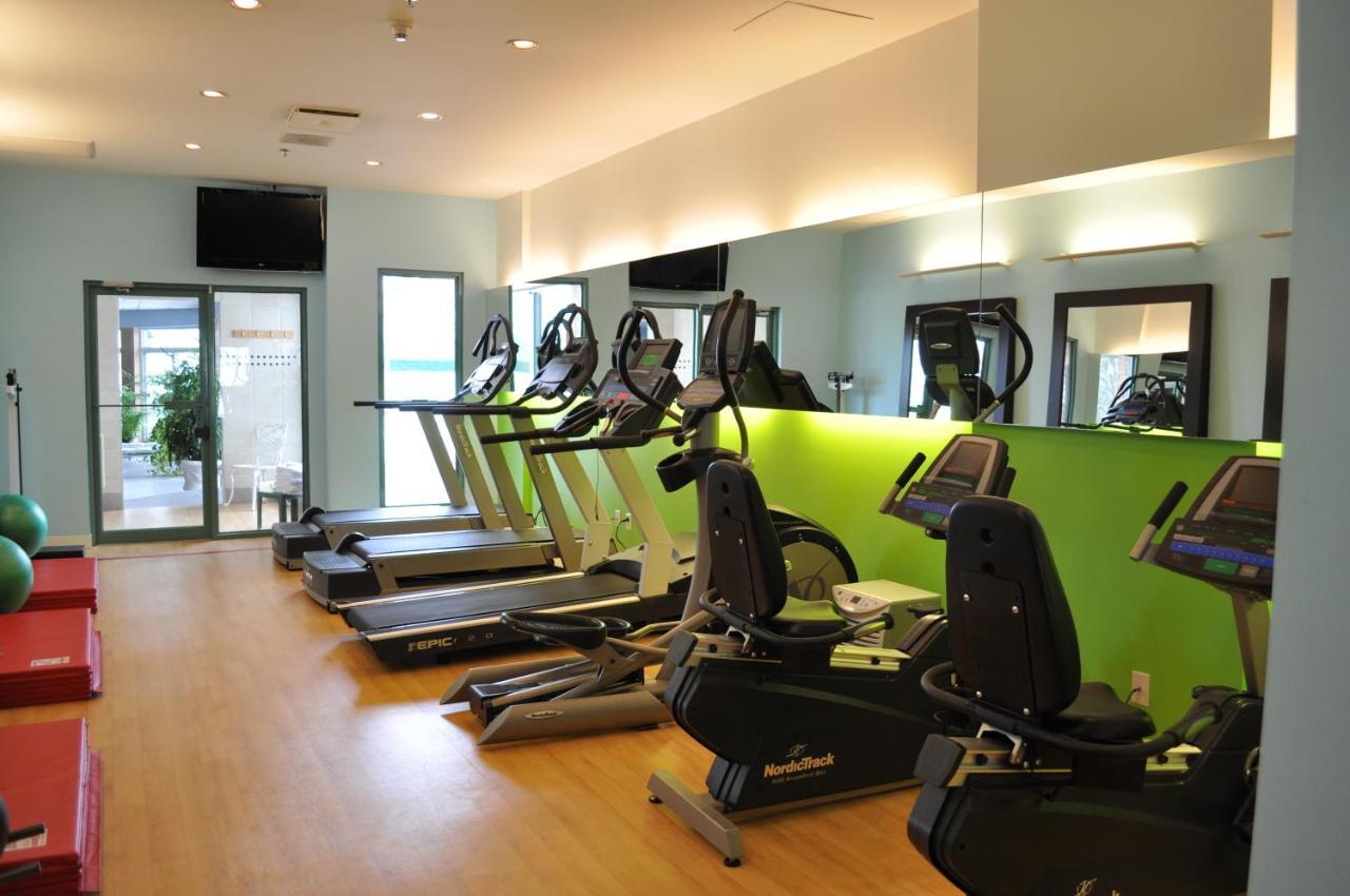 Chateau Vaudreuil Bagian luar foto A gym at a hotel