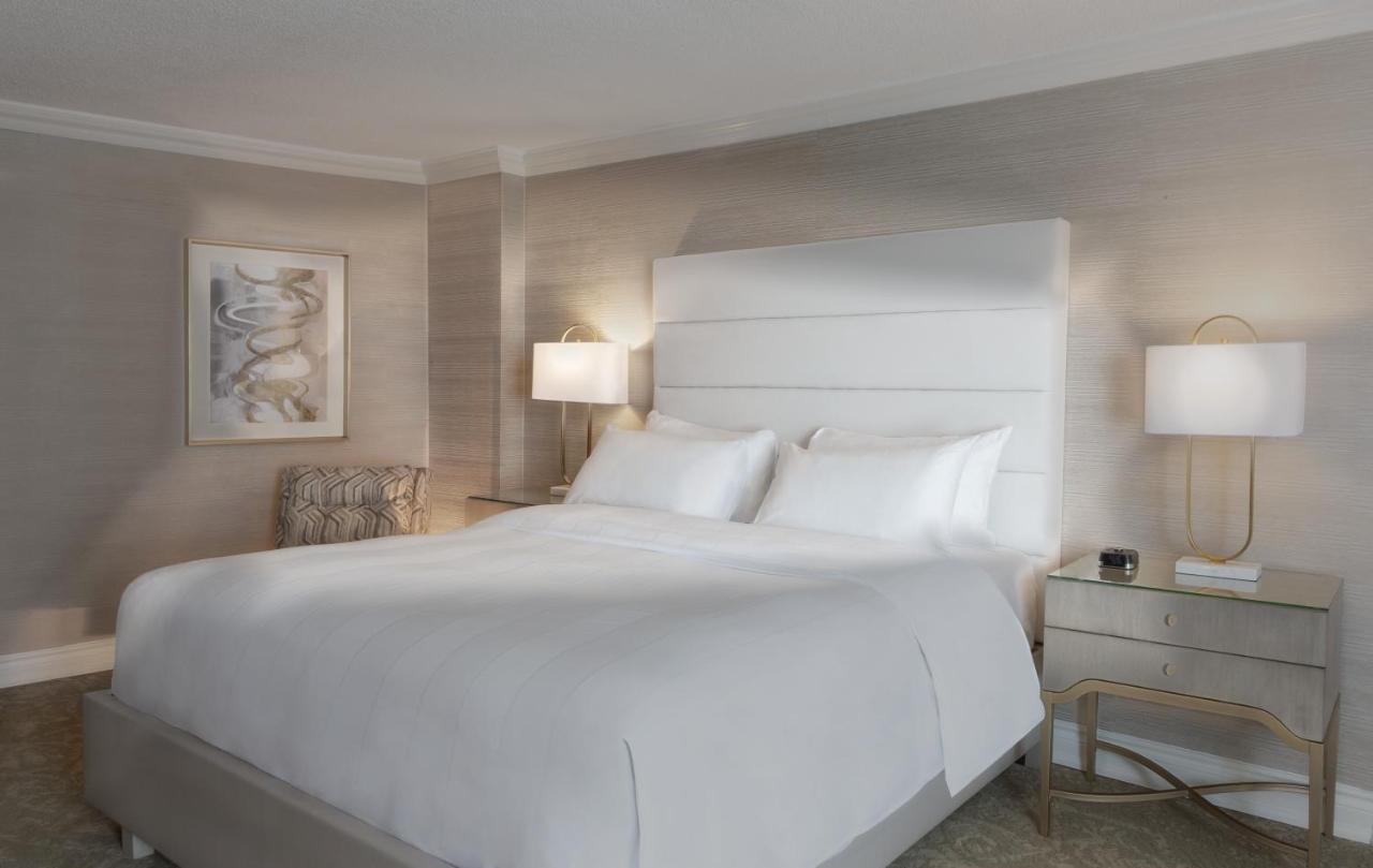 Chateau Vaudreuil Bagian luar foto A bedroom at The Ritz-Carlton, Boston