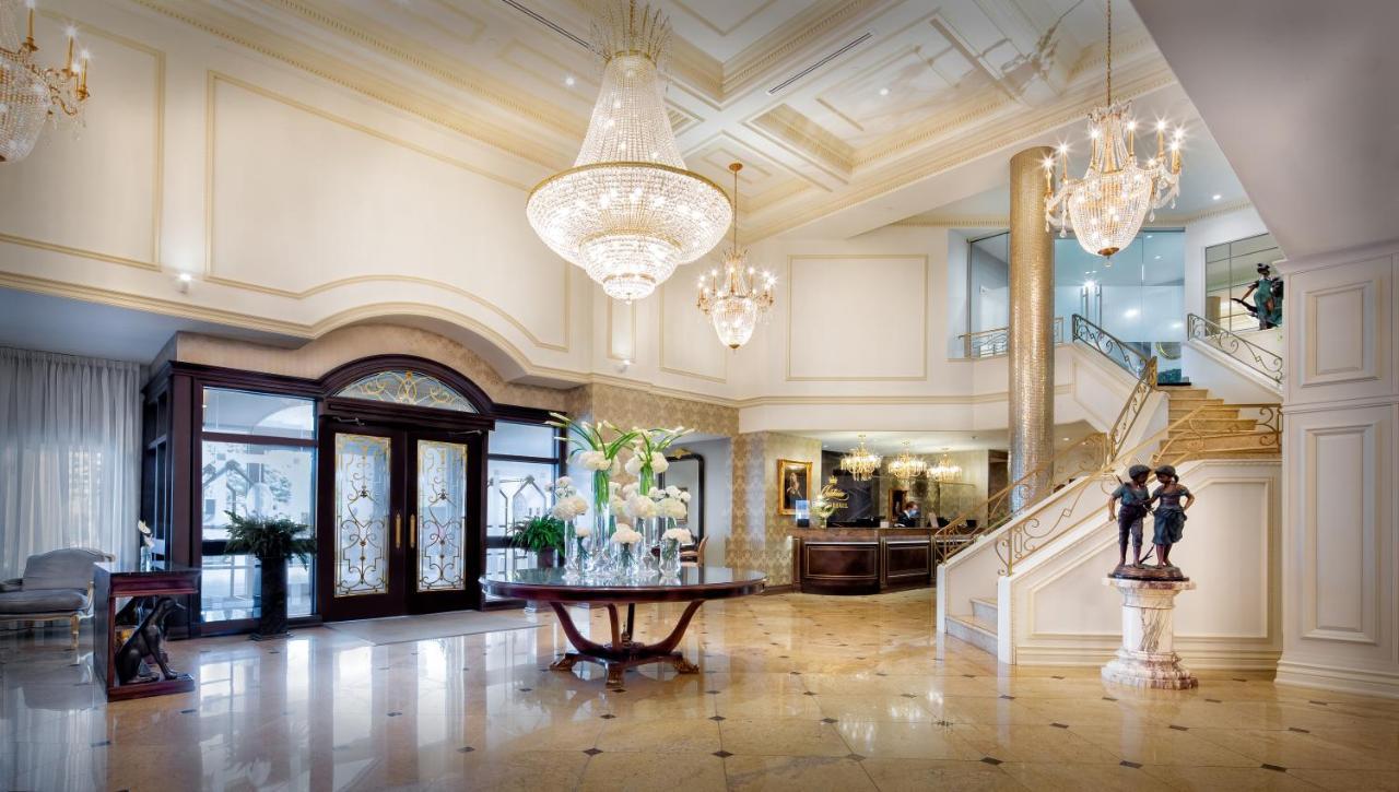 Chateau Vaudreuil Bagian luar foto The lobby of the Four Seasons Hotel