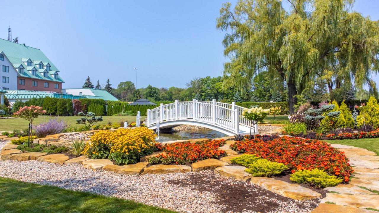 Chateau Vaudreuil Bagian luar foto The gardens at the National Museum of the Marine Corps