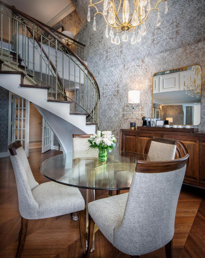 Chateau Vaudreuil Bagian luar foto A suite at the Mandarin Oriental