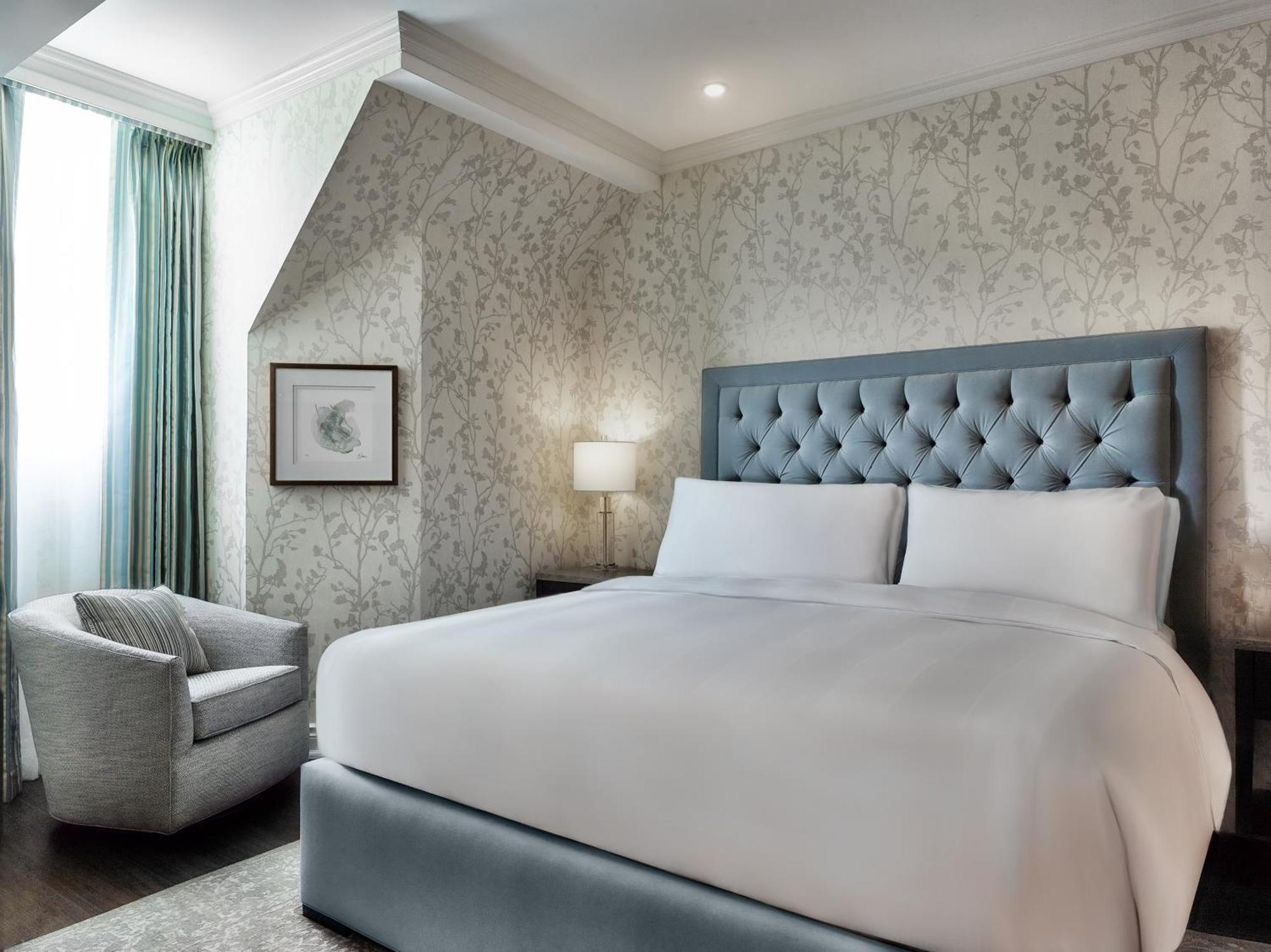 Chateau Vaudreuil Bagian luar foto A bedroom at the London West Hollywood