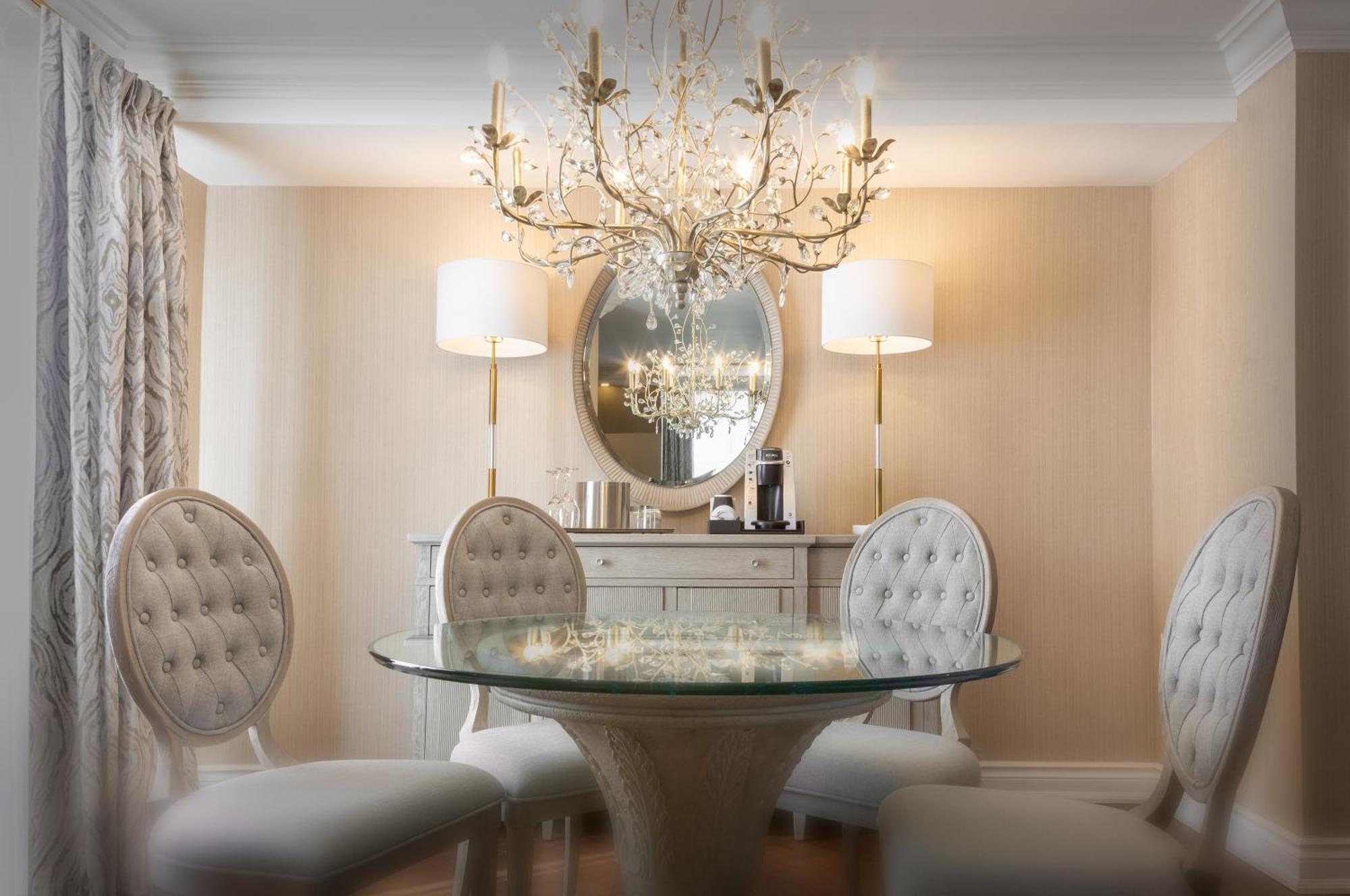 Chateau Vaudreuil Bagian luar foto A dining room