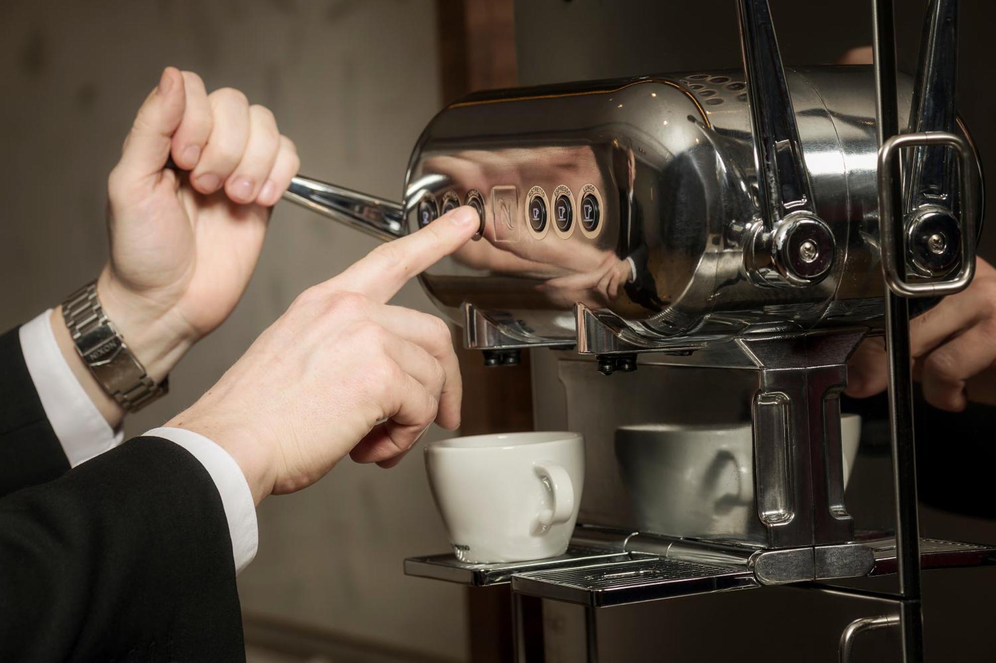 Chateau Vaudreuil Bagian luar foto Espresso machine