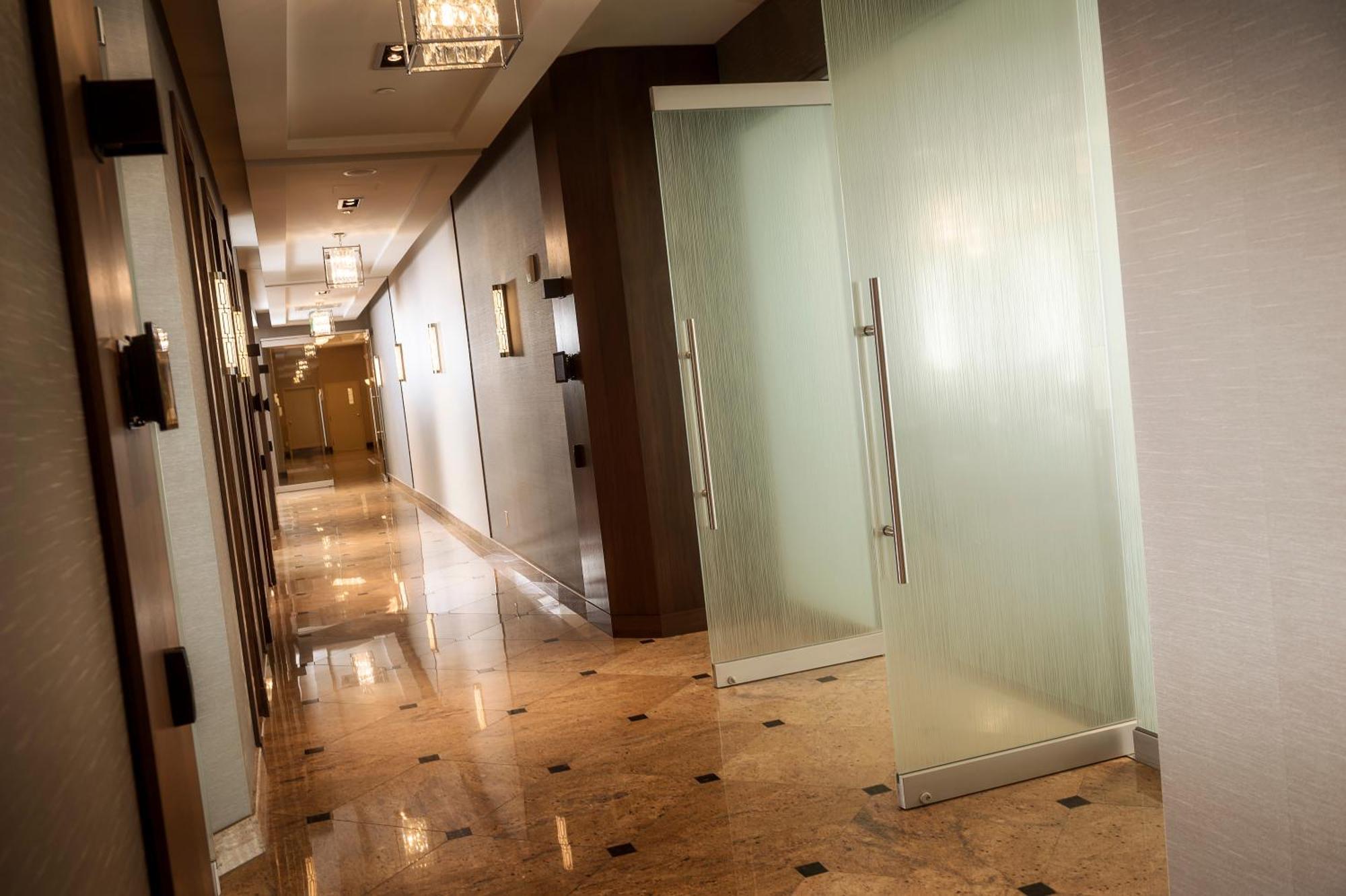 Chateau Vaudreuil Bagian luar foto A corridor in a hotel