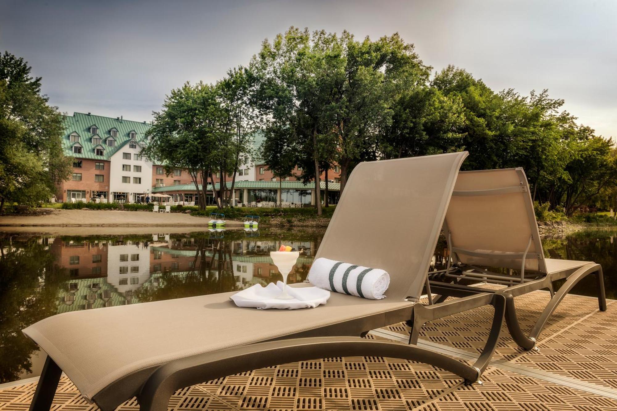 Chateau Vaudreuil Bagian luar foto A chaise longue