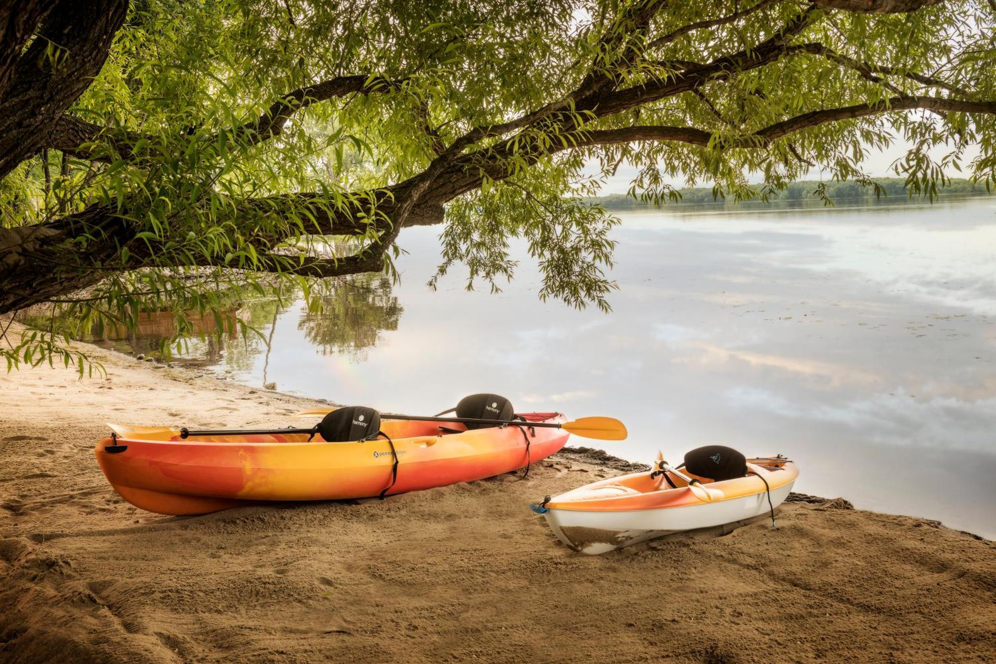 Chateau Vaudreuil Bagian luar foto Kayaks on the shore of Lake Waconia