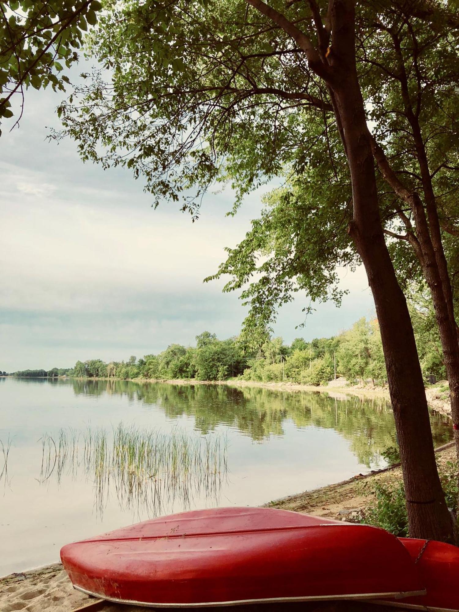 Chateau Vaudreuil Bagian luar foto View of the lake