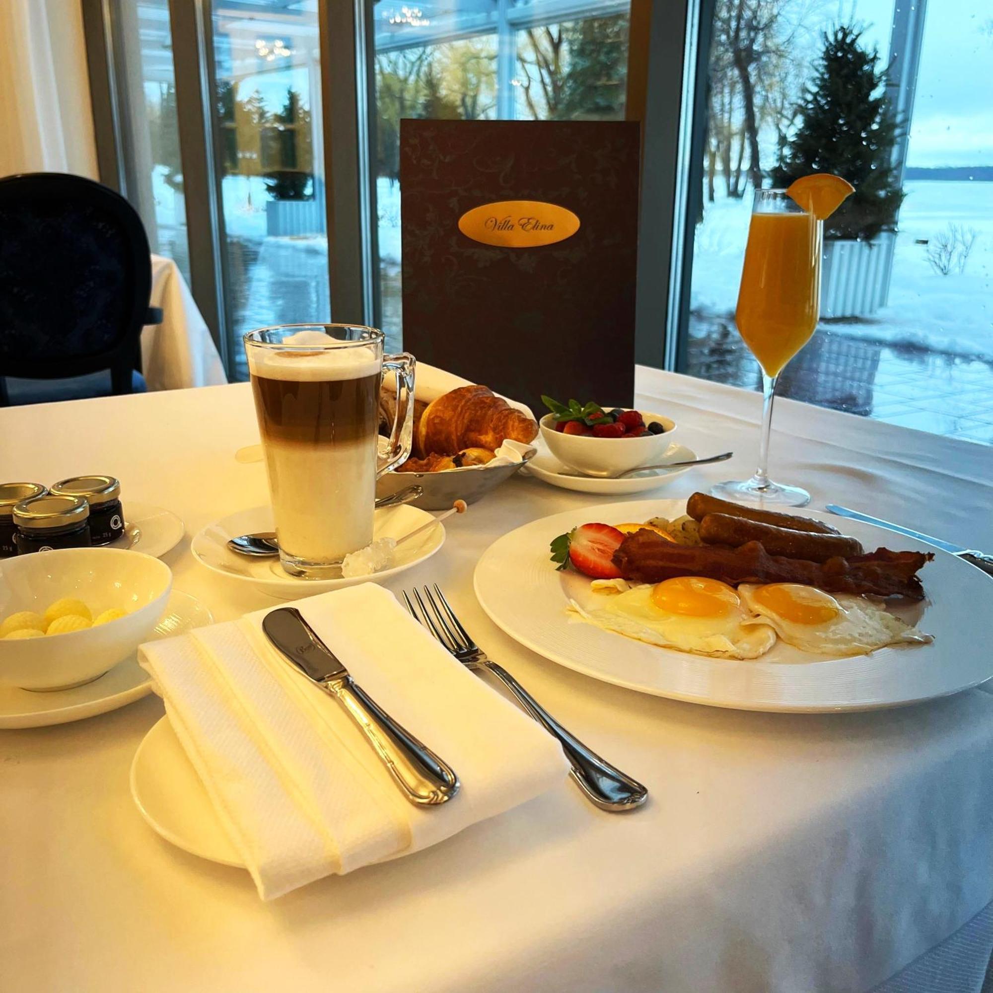 Chateau Vaudreuil Bagian luar foto A typical breakfast