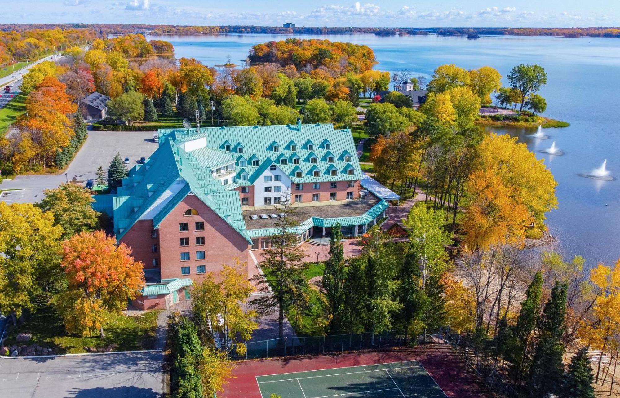 Chateau Vaudreuil Bagian luar foto Aerial view of the hotel