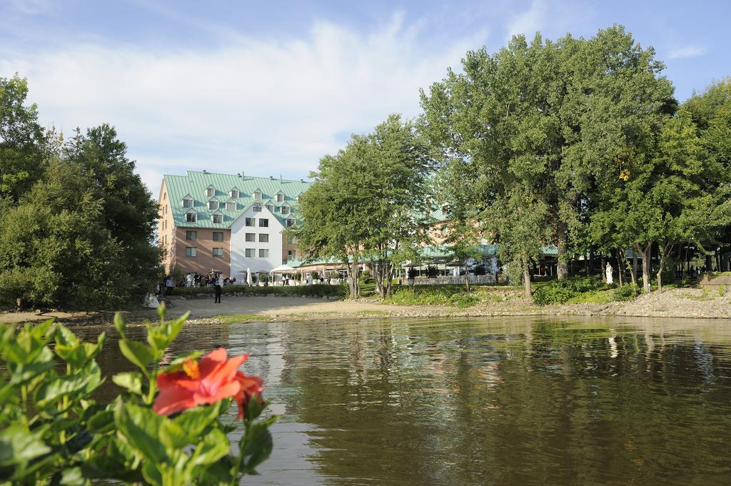 Chateau Vaudreuil Bagian luar foto The lake in the centre of the town