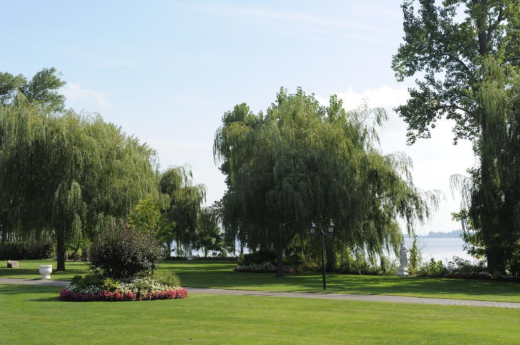 Chateau Vaudreuil Bagian luar foto View of the park