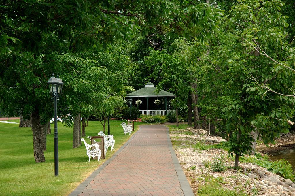 Chateau Vaudreuil Bagian luar foto The gazebo at the park