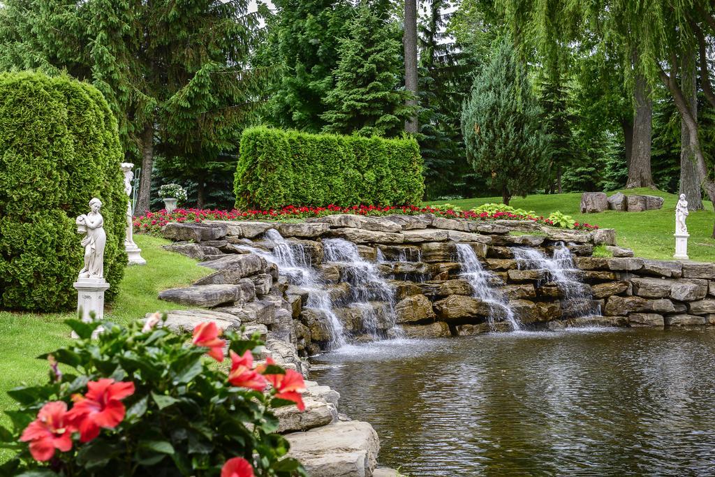 Chateau Vaudreuil Bagian luar foto The waterfall at the entrance of the gardens