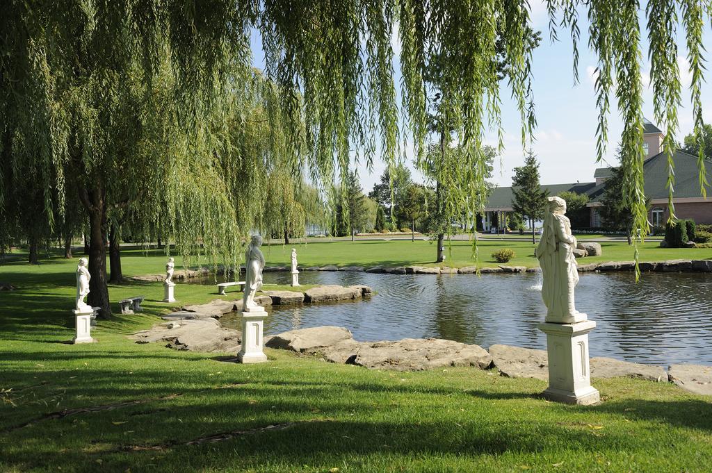 Chateau Vaudreuil Bagian luar foto The sculpture park