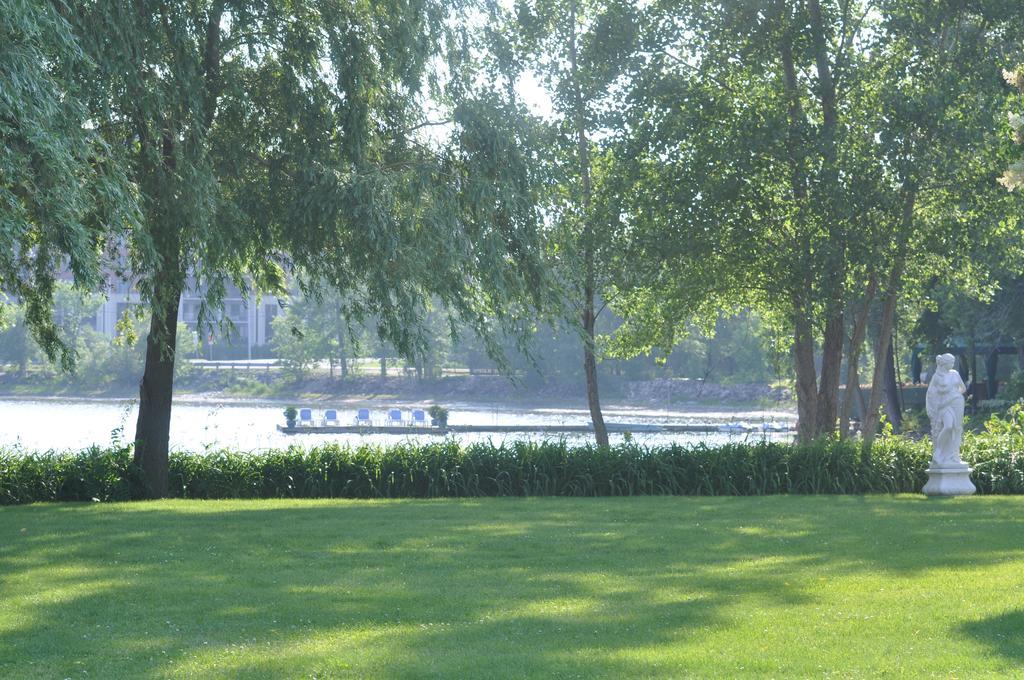 Chateau Vaudreuil Bagian luar foto The River Thames at the Serpentine Gallery
