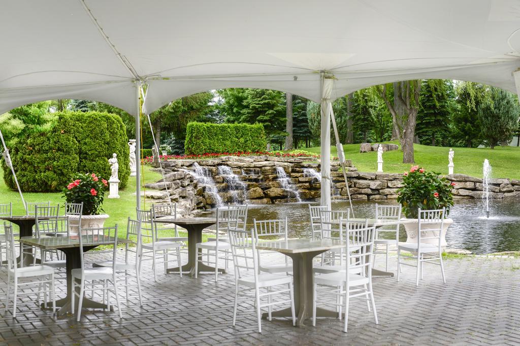 Chateau Vaudreuil Bagian luar foto The waterfall at the Glenview Mansion