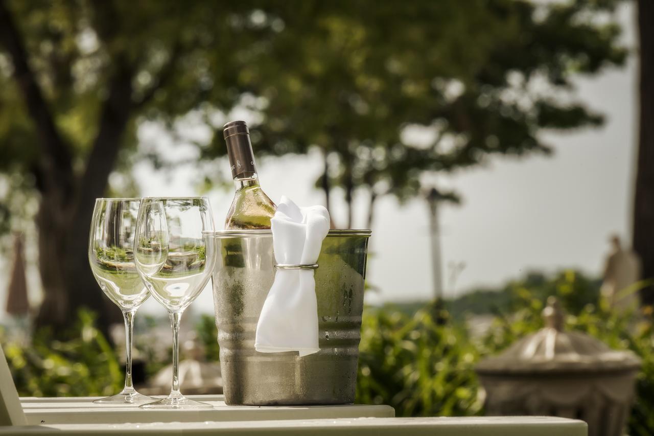 Chateau Vaudreuil Bagian luar foto A bottle of wine in a wine cooler